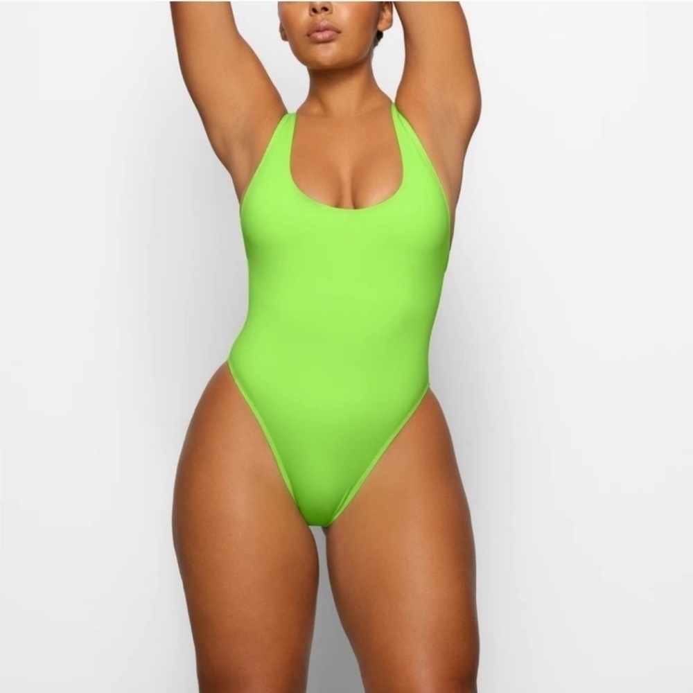 SKIMS SIGNATURE SWIM SCOOP NECK ONE PIECE NEON GREEN